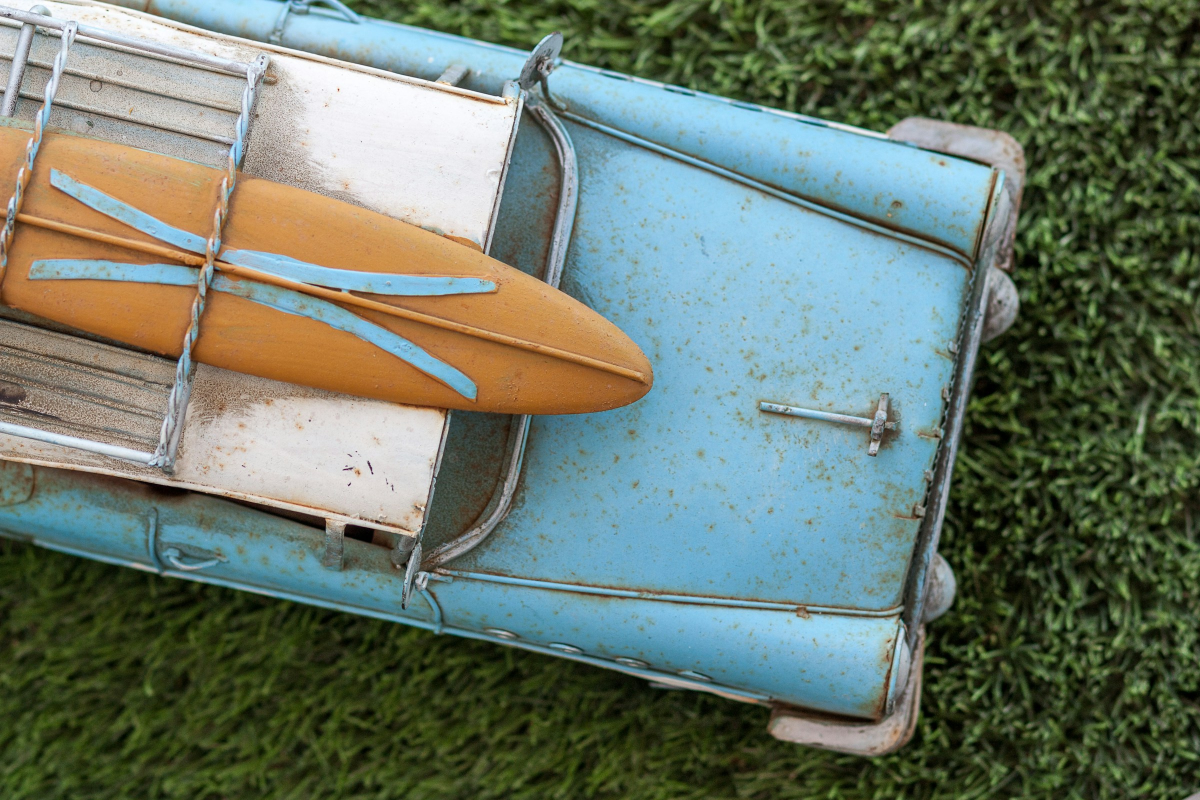 If you want to make your job vacancies more appealing to the best applicants that your industry has to offer, should you offer more than the statutory annual leave? Or would you be better off investing in other perks such as gym memberships, duvet days or free in-office snacks? We take a look.